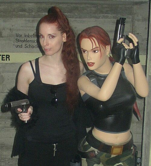 13 - CatSuitAndPonytailsTurnWithLara.jpg 68.4K